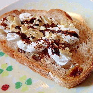 ホイップとカシューナッツとチョコ珈琲のフランスパン